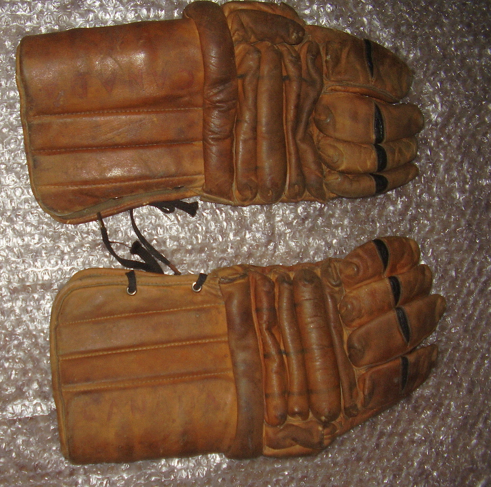 staré hokejové rukavice