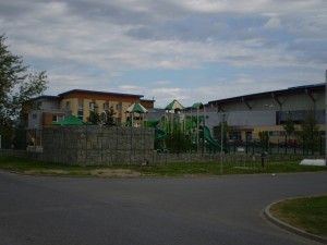 Nové dětské hřiště s hotelem